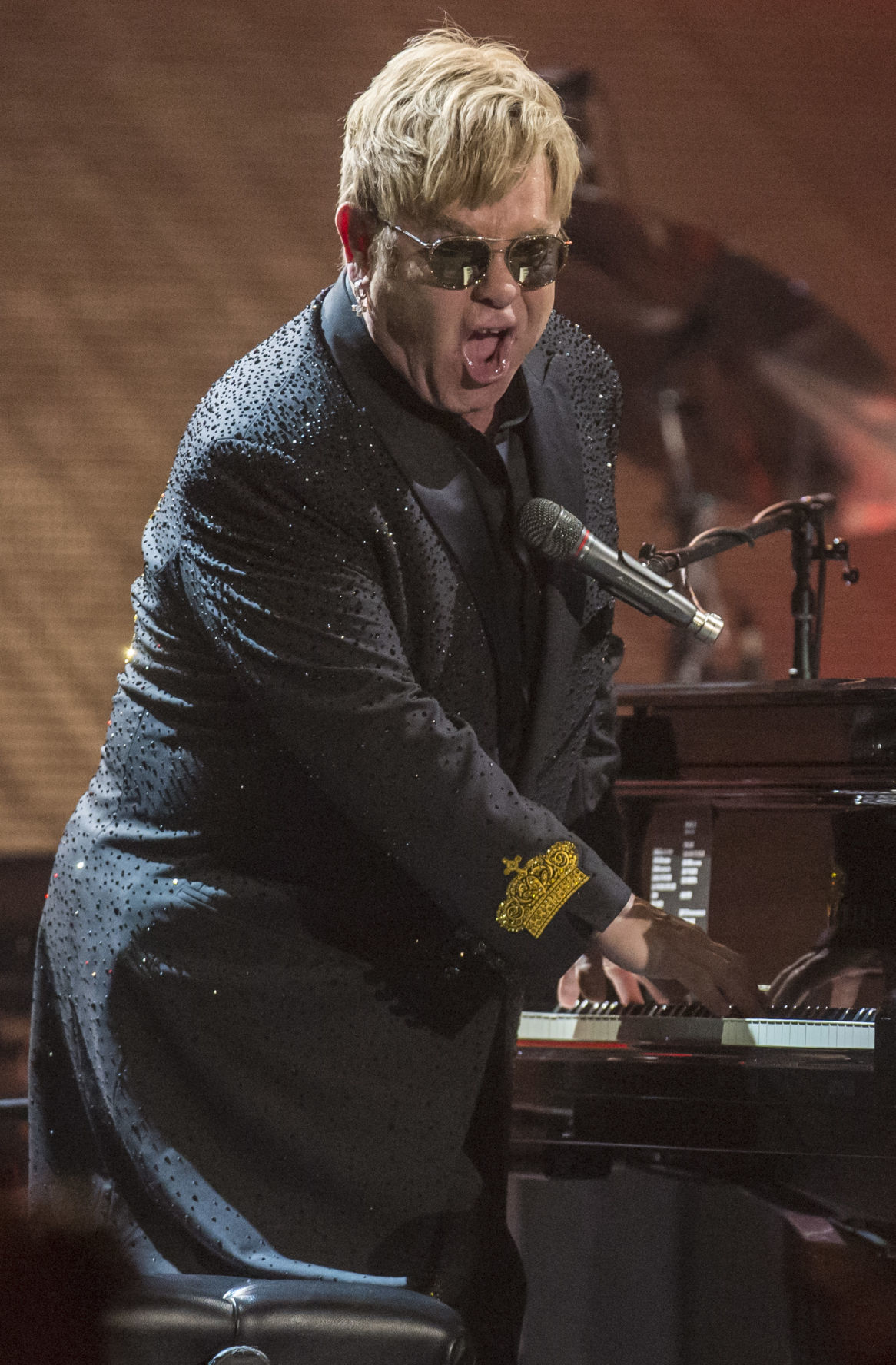 dp Elton 031816 p01